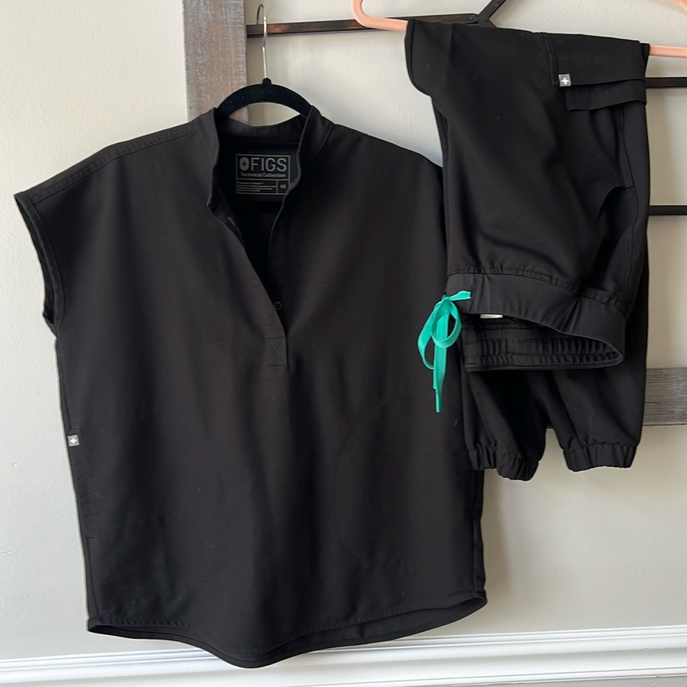FIGS black scrub set
